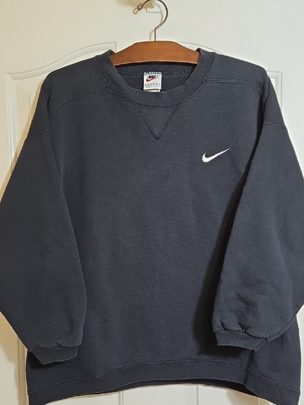 Vintage Nike Black Women's Crewneck Sweatshirt with Embroidered Swoosh Sz L